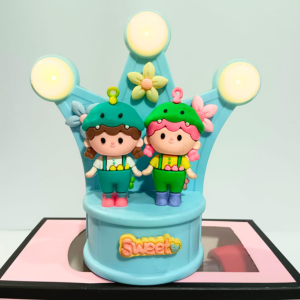 Adorable Cute Couple Showpiece with LED Lighting – Romantic Gift & Home Decor
